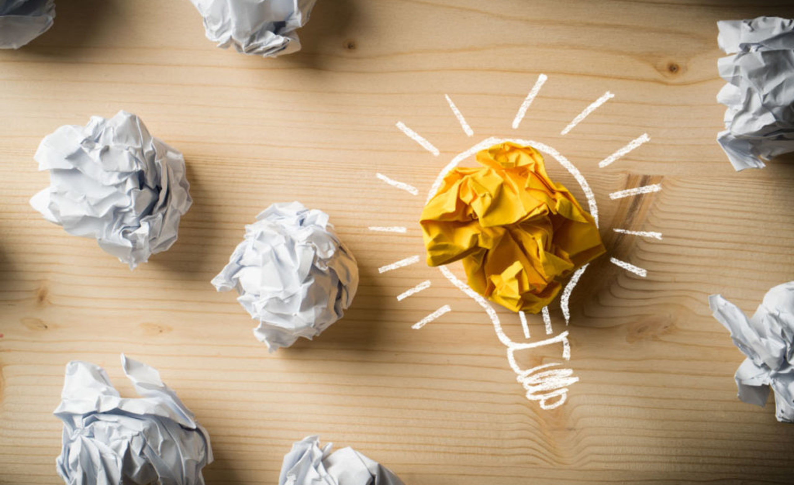 Papierkugeln als Symbol für Ideen