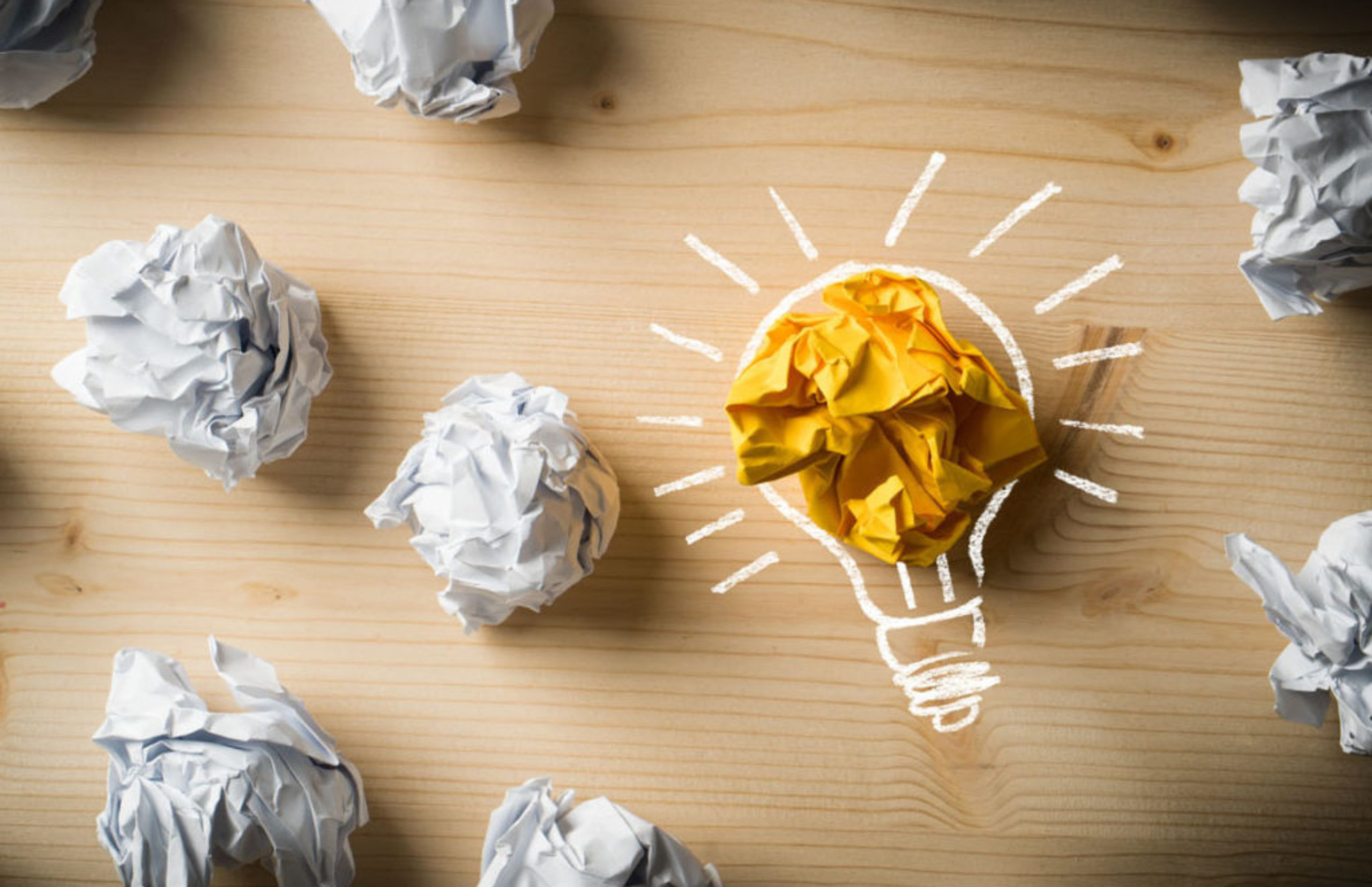 Papierkugeln als Symbol für Ideen