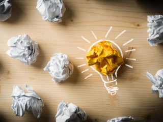 Papierkugeln als Symbol für Ideen